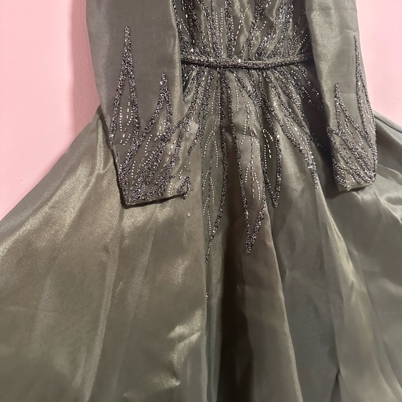 big beads designs and like an dark kind of army green - Picture 4 of 5